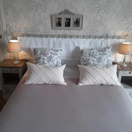 Le Manoir De Bed & Breakfast